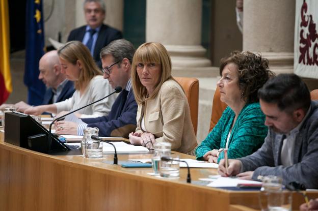 Manzanos (PP), Martínez Flaño (Cs), González (PP), Santos y Velasco (PSOE) en la Mesa del Parlamento en una imagen de archivo.