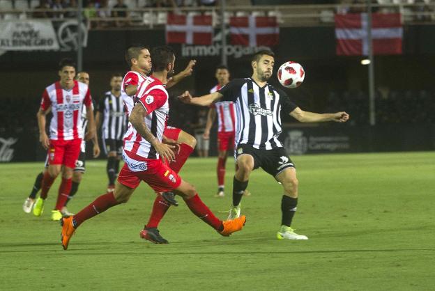 Santamaría y Carles Salvador presionan a un jugador del Cartagena, en la Copa. 