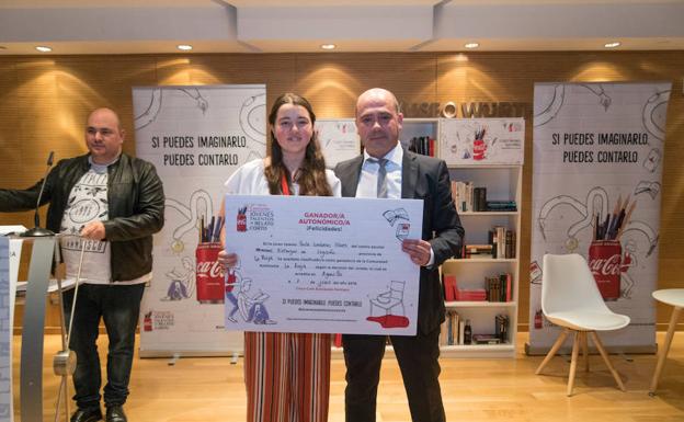Paola Lumbreras gana el concurso Coca-Cola de Relato Corto