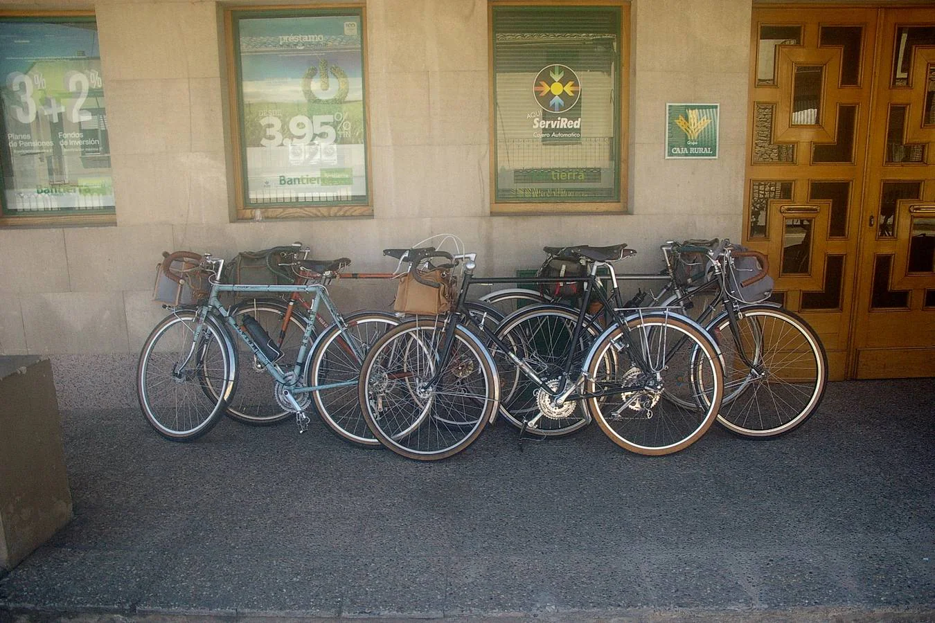 Cenicero acogió la Eroica Hispania, una prueba de ciclismo clásico en la que los aficionados a esta modalidad de ciclismo recorrieron diferentes trayectos por la Rioja Alta; disfrutando del paisaje, el vino, la cultura y la gastronomía