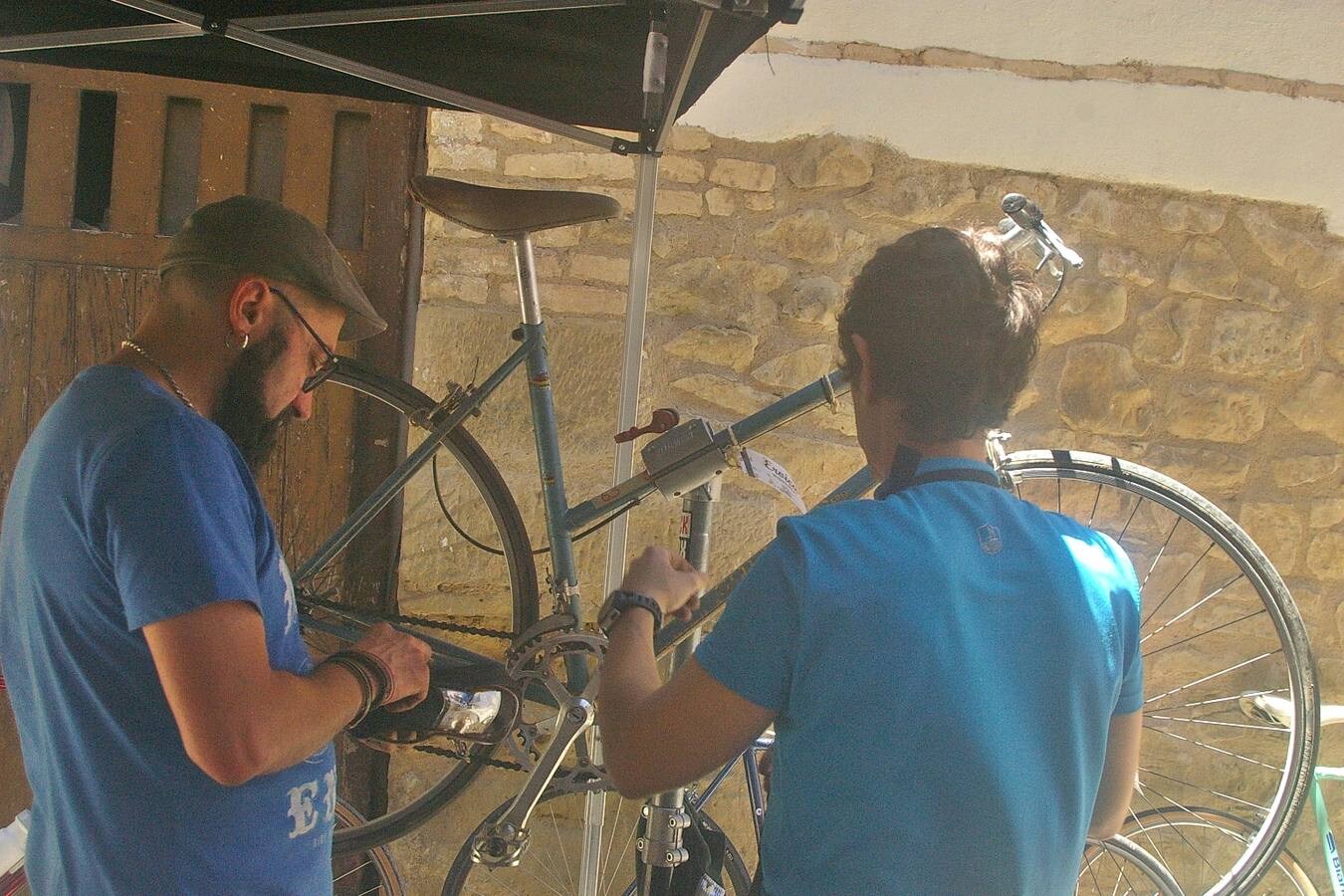 Cenicero acogió la Eroica Hispania, una prueba de ciclismo clásico en la que los aficionados a esta modalidad de ciclismo recorrieron diferentes trayectos por la Rioja Alta; disfrutando del paisaje, el vino, la cultura y la gastronomía