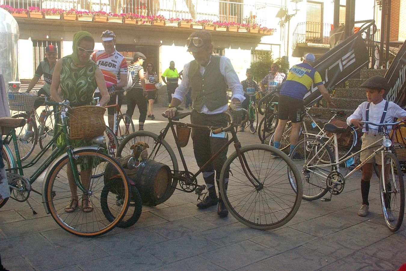 Cenicero acogió la Eroica Hispania, una prueba de ciclismo clásico en la que los aficionados a esta modalidad de ciclismo recorrieron diferentes trayectos por la Rioja Alta; disfrutando del paisaje, el vino, la cultura y la gastronomía