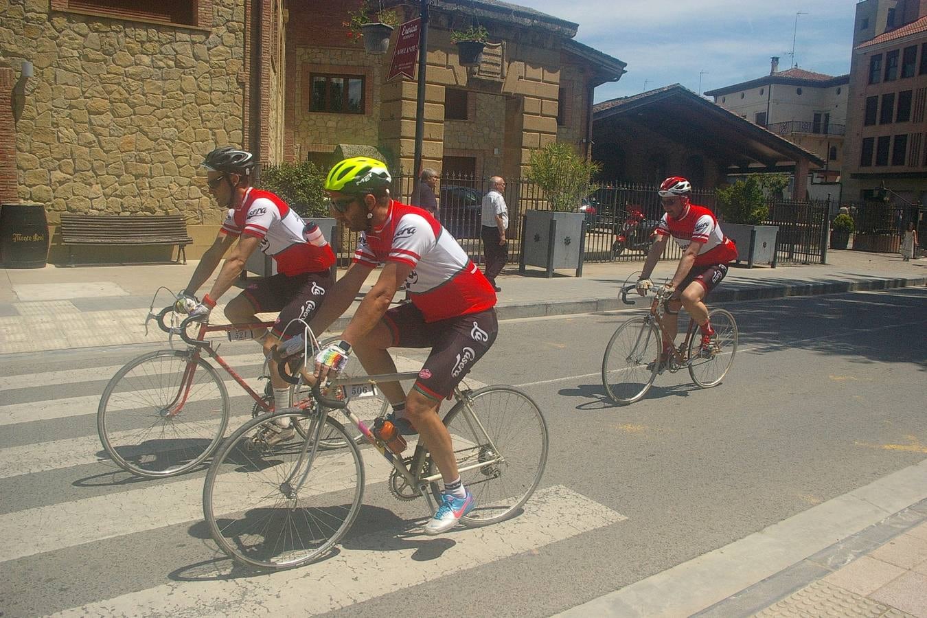 Cenicero acogió la Eroica Hispania, una prueba de ciclismo clásico en la que los aficionados a esta modalidad de ciclismo recorrieron diferentes trayectos por la Rioja Alta; disfrutando del paisaje, el vino, la cultura y la gastronomía