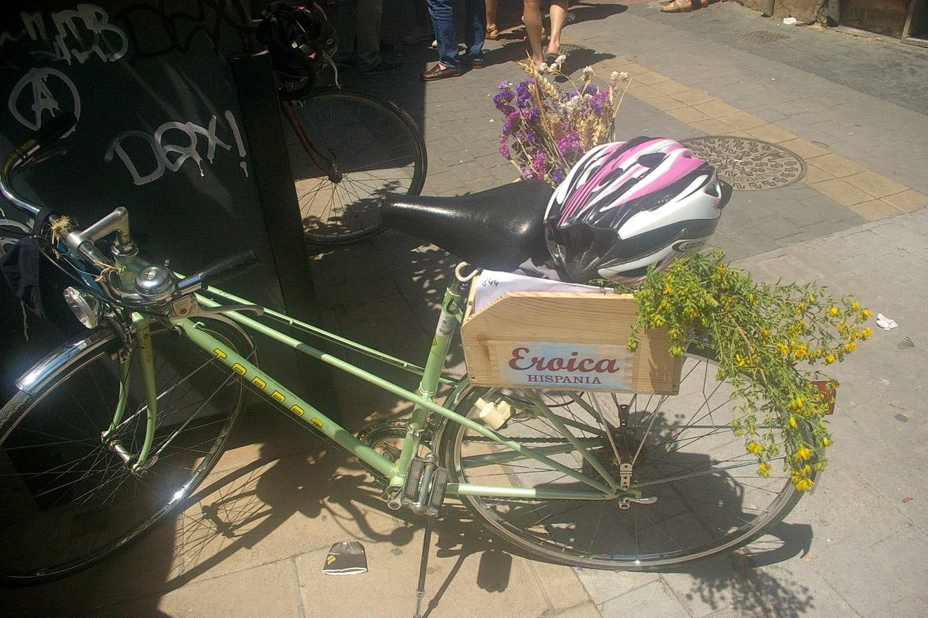 Cenicero acogió la Eroica Hispania, una prueba de ciclismo clásico en la que los aficionados a esta modalidad de ciclismo recorrieron diferentes trayectos por la Rioja Alta; disfrutando del paisaje, el vino, la cultura y la gastronomía