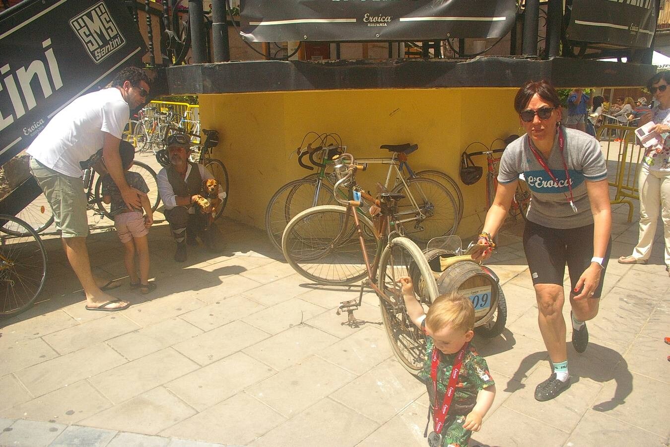 Cenicero acogió la Eroica Hispania, una prueba de ciclismo clásico en la que los aficionados a esta modalidad de ciclismo recorrieron diferentes trayectos por la Rioja Alta; disfrutando del paisaje, el vino, la cultura y la gastronomía