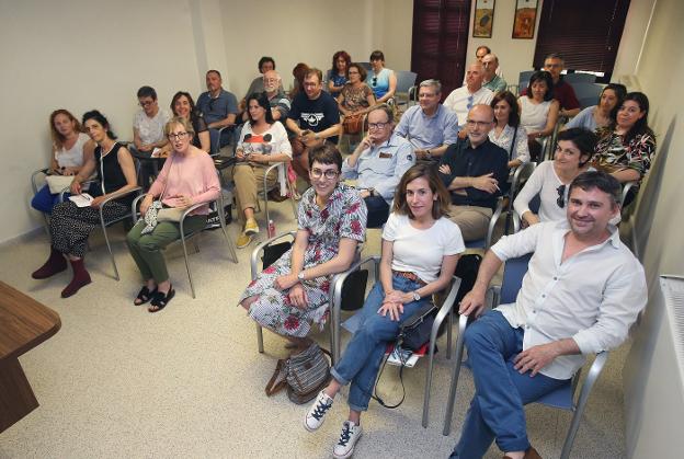 Médicos asistentes a la asamblea de ayer, en la sede del Colegio. 