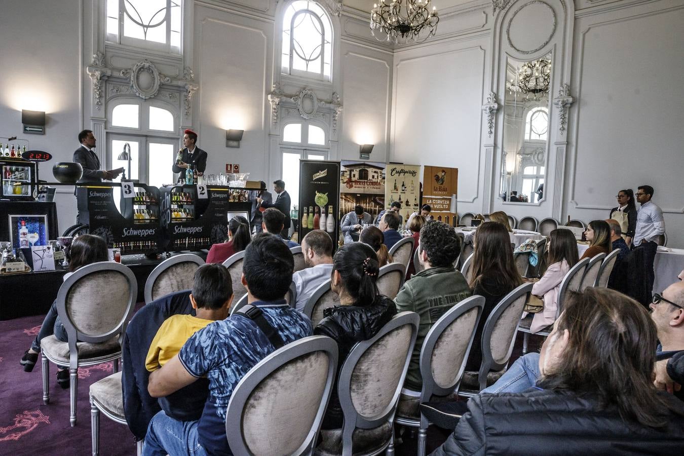 Nuria, del bar vegano El Arao, de la calle Padre Marín de Logroño, gana el concurso de cócteles de La Rioja. Este campeonato es clasificatorio para el Nacional que este año se celebrará en Pamplona a finales de noviembre y donde competirán concursantes de todas las Comunidades y de ahí saldrá el Campeón de España que irá al Campeonato del mundo.