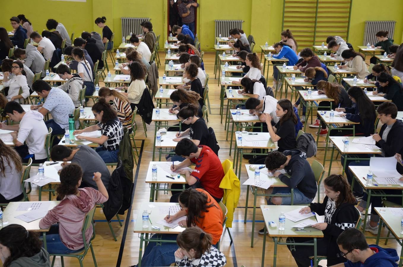 Un total de 238 alumnos de La Rioja se examinan en el pabellón del IES Quintiliano de la primera prueba de la Ebau. 