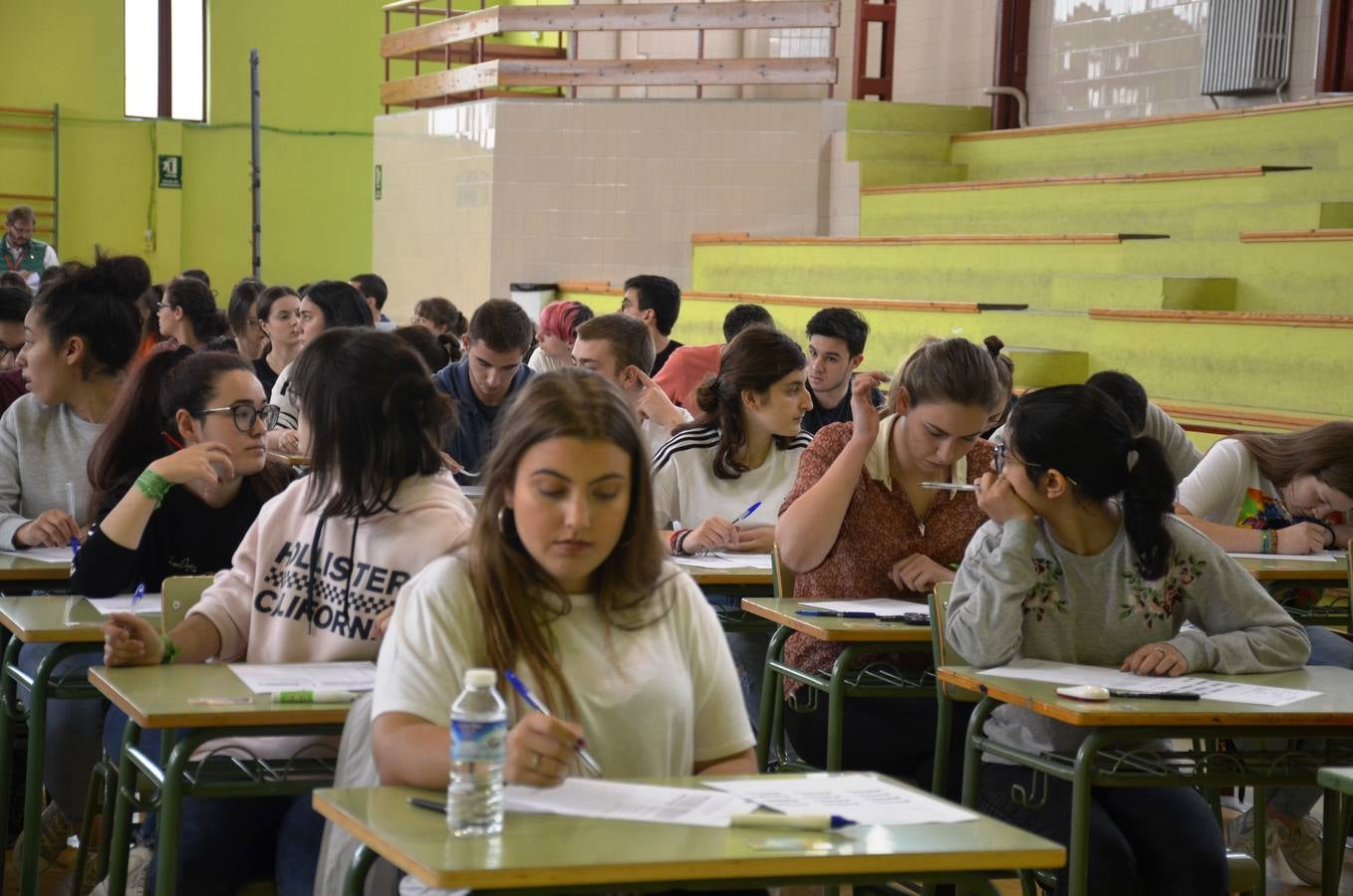 Un total de 238 alumnos de La Rioja se examinan en el pabellón del IES Quintiliano de la primera prueba de la Ebau. 