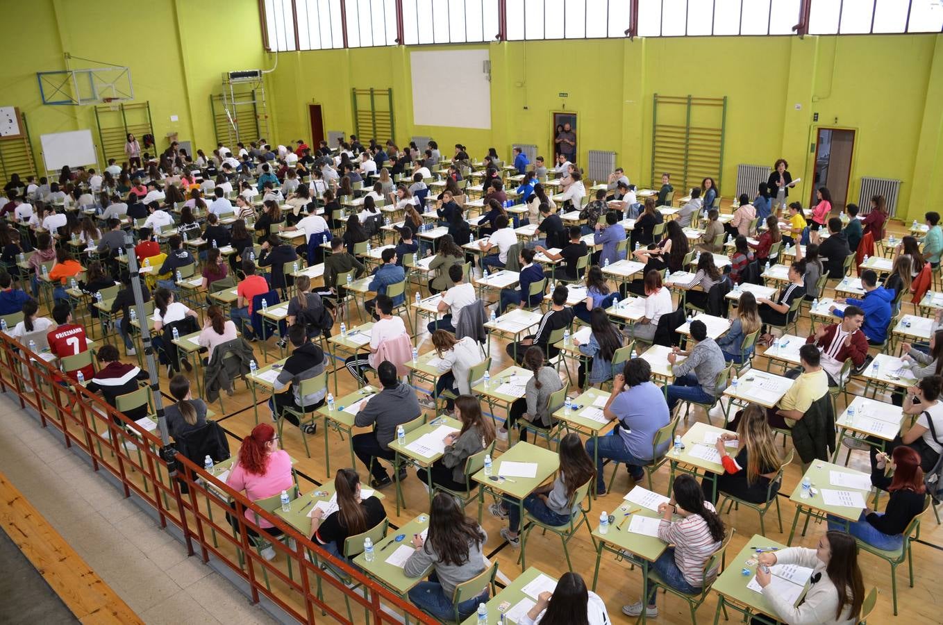 Un total de 238 alumnos de La Rioja se examinan en el pabellón del IES Quintiliano de la primera prueba de la Ebau. 