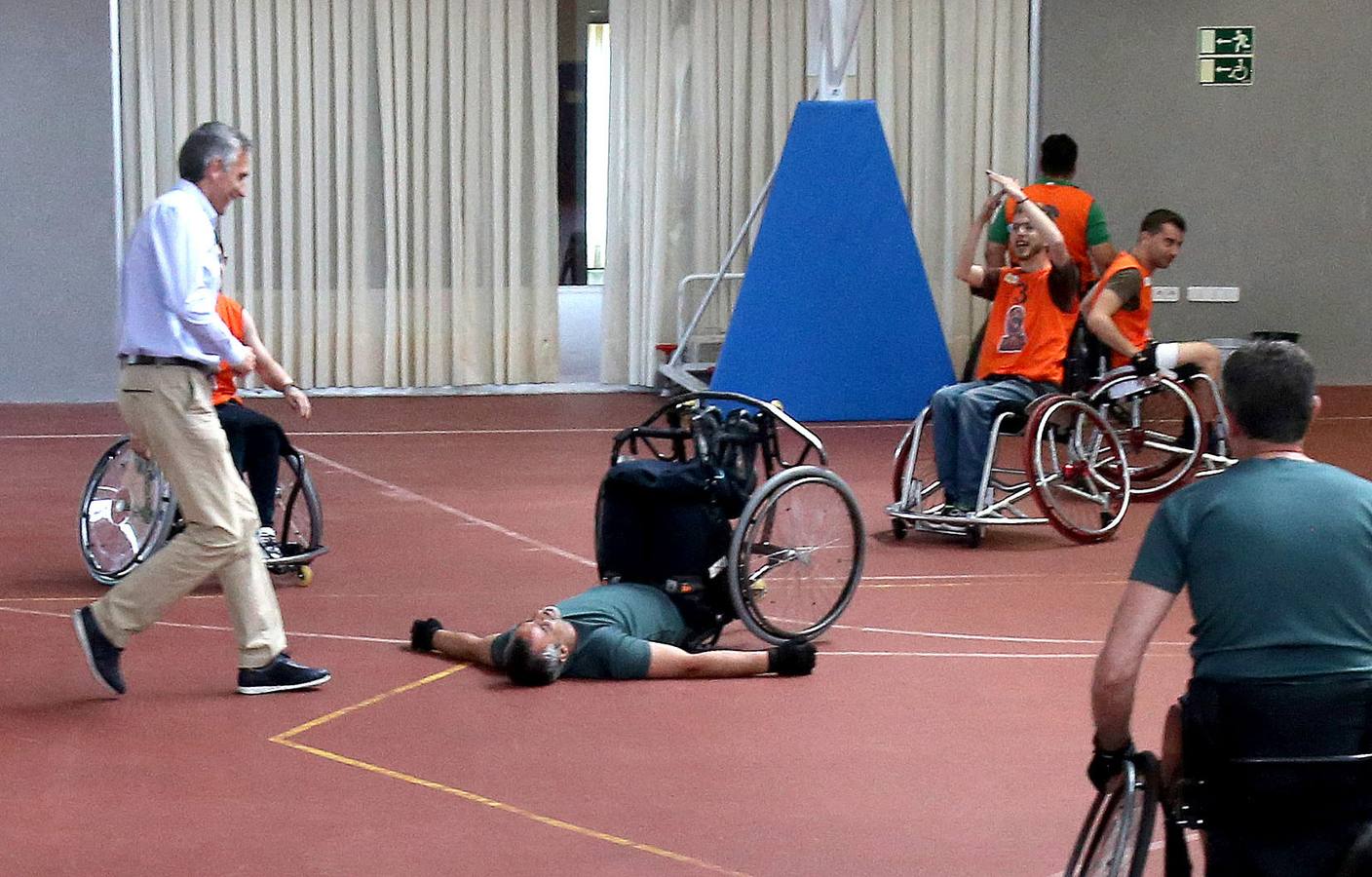 Alumnos del Centro de Recuperación de Personas con Discapacidad Psíquica jugaron con agentes de la Guardia Civil.