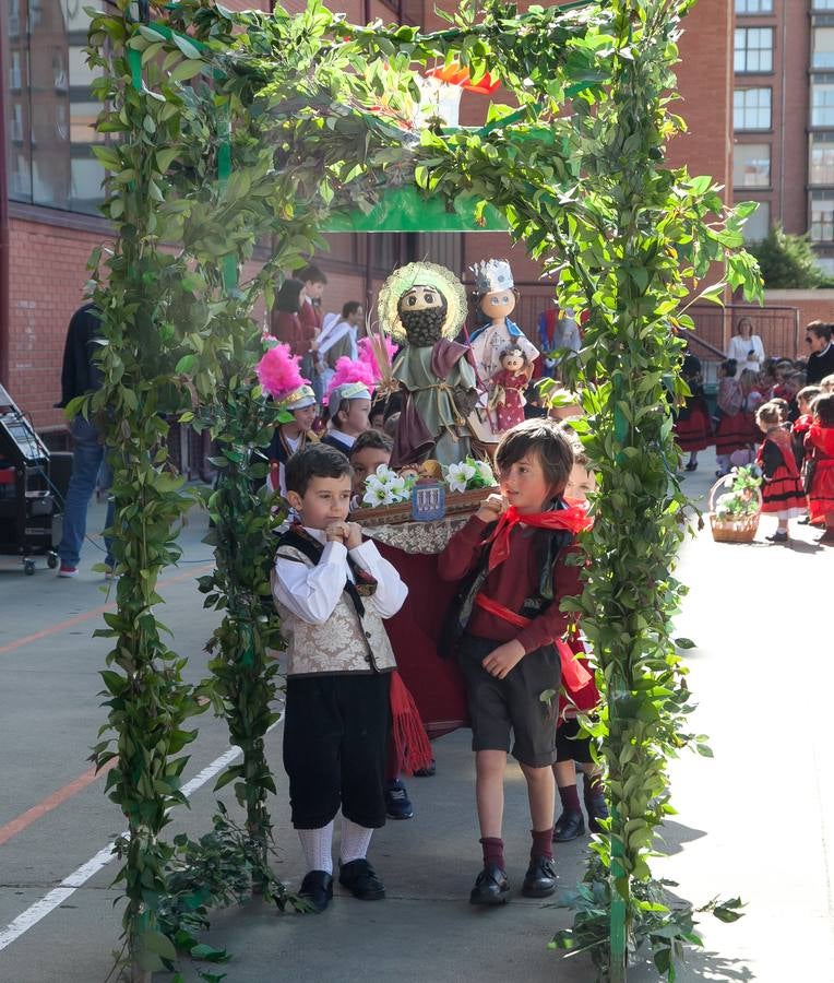 El Centro Sagrado Corazón de Logroño ha acogido este viernes una representación de San Bernabé protagonizada por sus alumnos y a la que ha acudido la alcaldesa de Logroño en funciones, Cuca Gamarra.