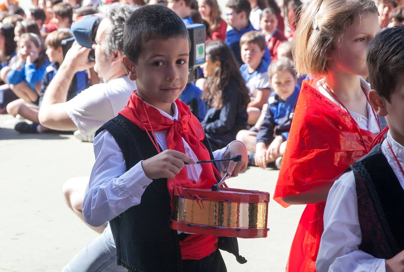 El Centro Sagrado Corazón de Logroño ha acogido este viernes una representación de San Bernabé protagonizada por sus alumnos y a la que ha acudido la alcaldesa de Logroño en funciones, Cuca Gamarra.