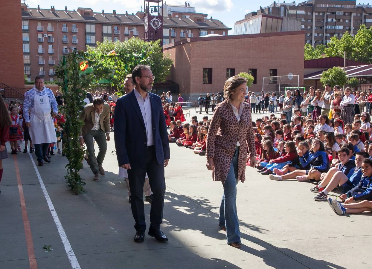 El Centro Sagrado Corazón de Logroño ha acogido este viernes una representación de San Bernabé protagonizada por sus alumnos y a la que ha acudido la alcaldesa de Logroño en funciones, Cuca Gamarra.