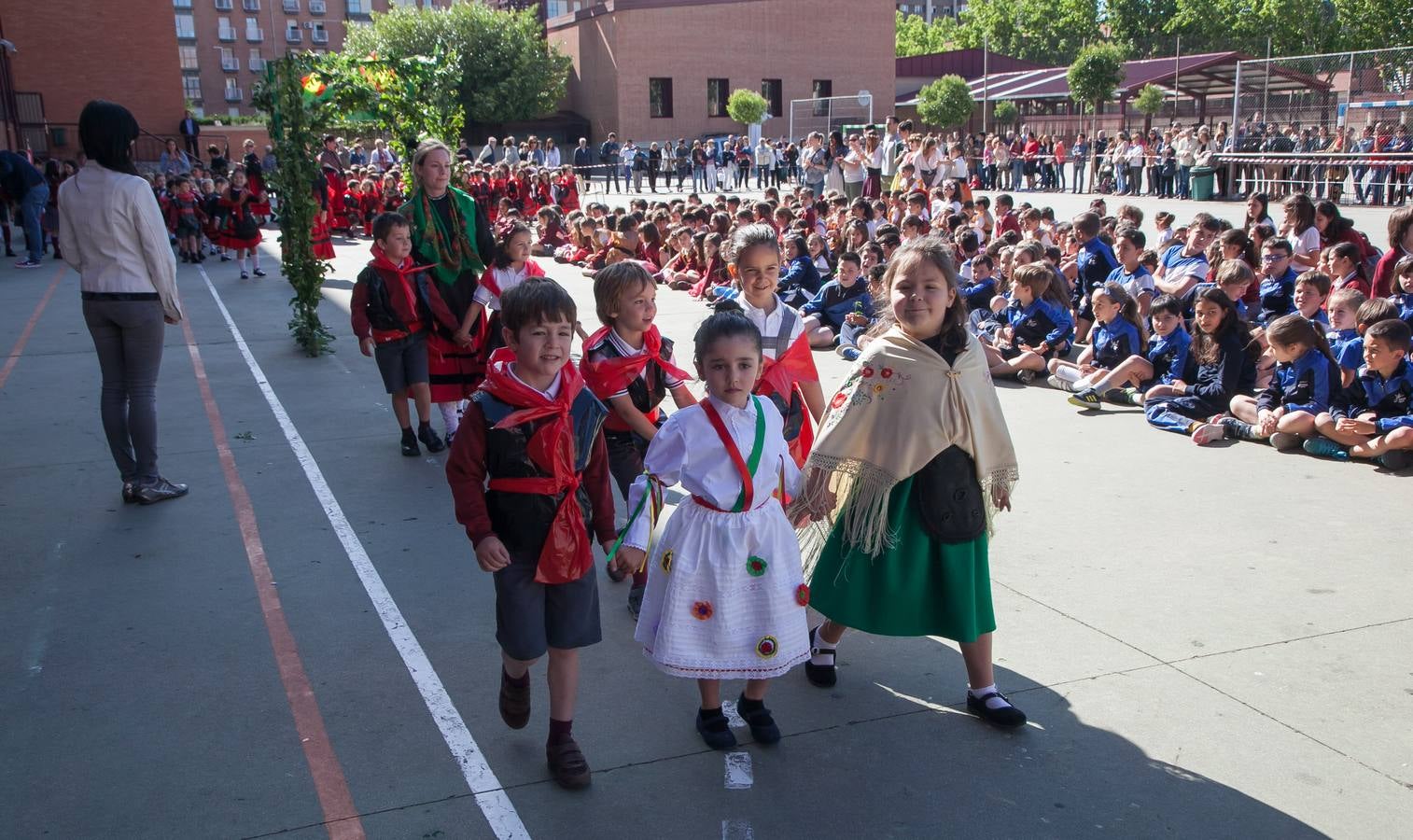 El Centro Sagrado Corazón de Logroño ha acogido este viernes una representación de San Bernabé protagonizada por sus alumnos y a la que ha acudido la alcaldesa de Logroño en funciones, Cuca Gamarra.