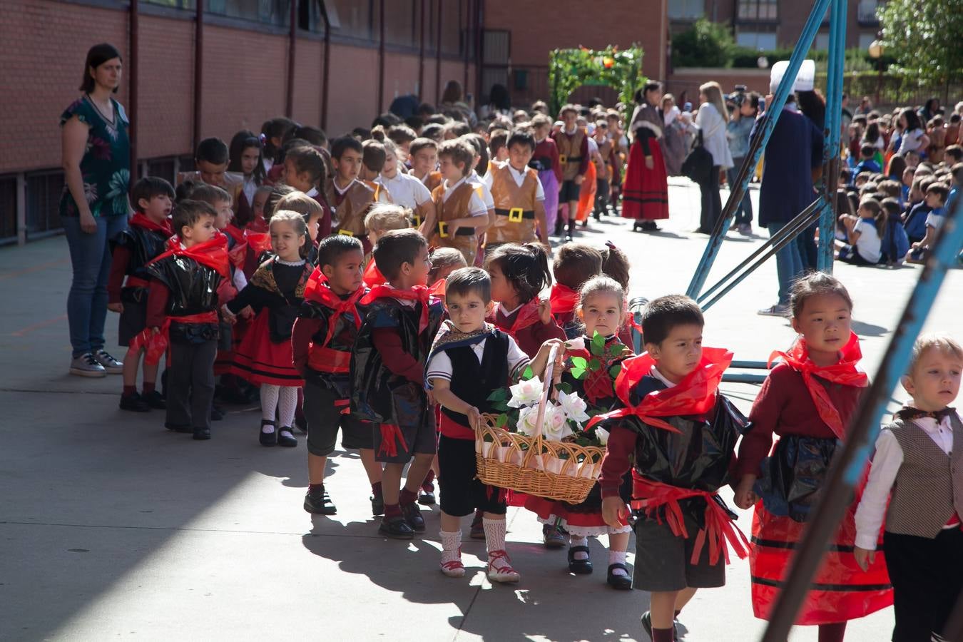 El Centro Sagrado Corazón de Logroño ha acogido este viernes una representación de San Bernabé protagonizada por sus alumnos y a la que ha acudido la alcaldesa de Logroño en funciones, Cuca Gamarra.
