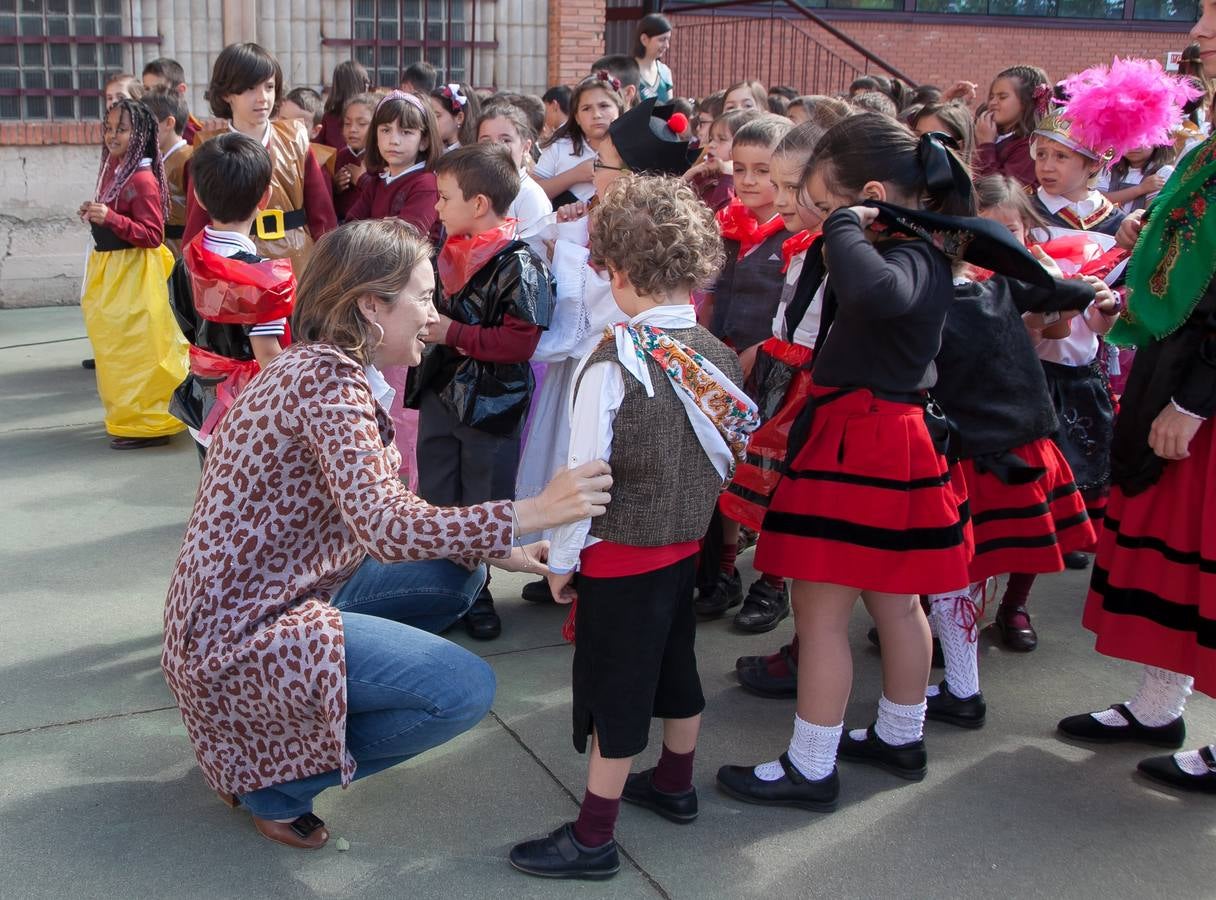 El Centro Sagrado Corazón de Logroño ha acogido este viernes una representación de San Bernabé protagonizada por sus alumnos y a la que ha acudido la alcaldesa de Logroño en funciones, Cuca Gamarra.
