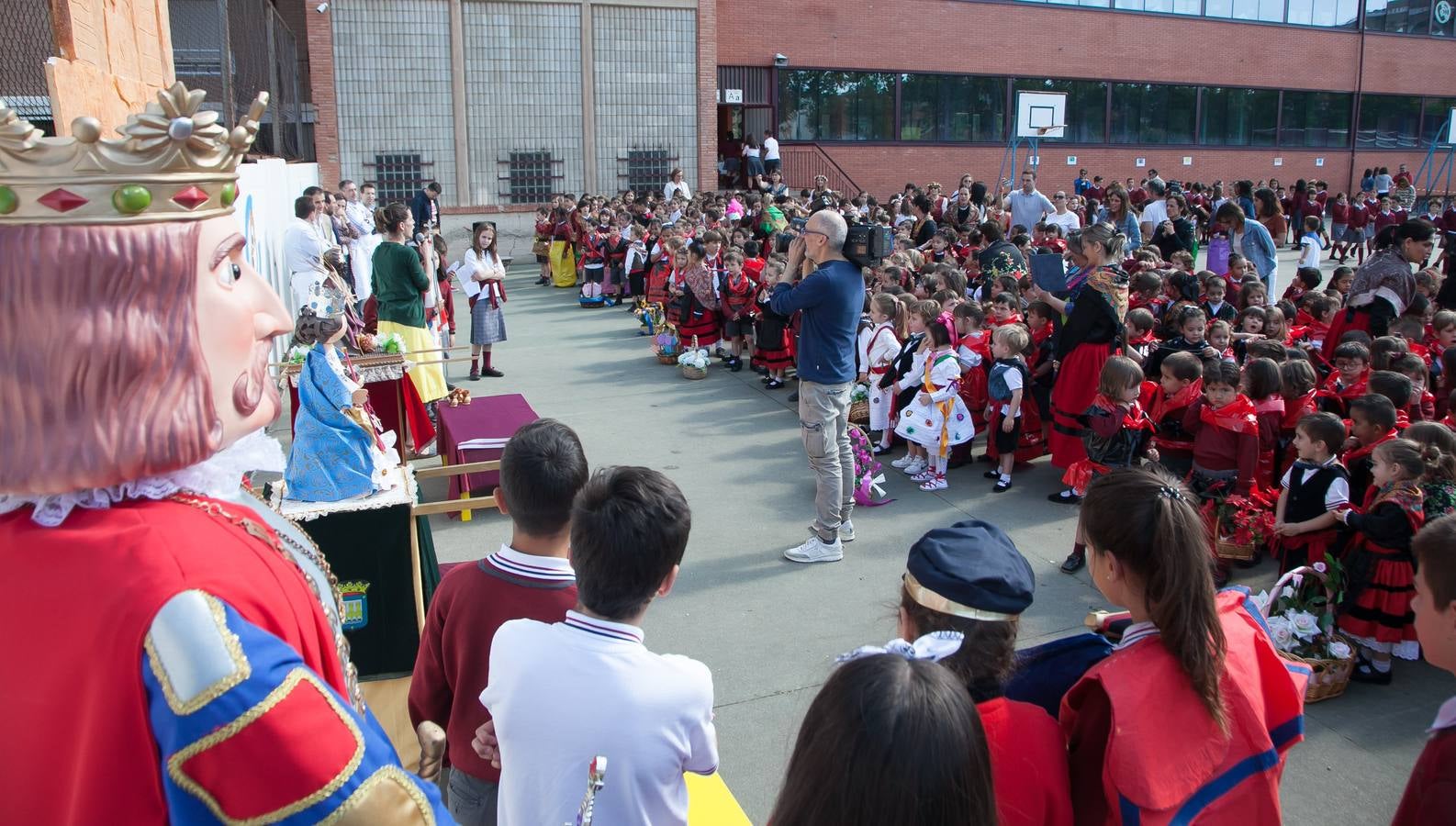 El Centro Sagrado Corazón de Logroño ha acogido este viernes una representación de San Bernabé protagonizada por sus alumnos y a la que ha acudido la alcaldesa de Logroño en funciones, Cuca Gamarra.