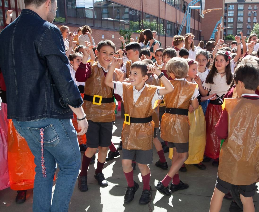 El Centro Sagrado Corazón de Logroño ha acogido este viernes una representación de San Bernabé protagonizada por sus alumnos y a la que ha acudido la alcaldesa de Logroño en funciones, Cuca Gamarra.