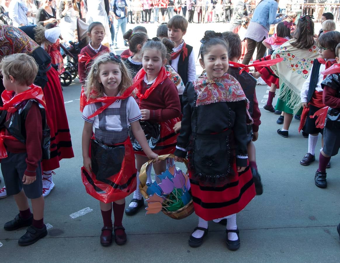 El Centro Sagrado Corazón de Logroño ha acogido este viernes una representación de San Bernabé protagonizada por sus alumnos y a la que ha acudido la alcaldesa de Logroño en funciones, Cuca Gamarra.
