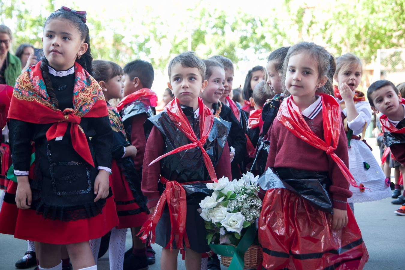 El Centro Sagrado Corazón de Logroño ha acogido este viernes una representación de San Bernabé protagonizada por sus alumnos y a la que ha acudido la alcaldesa de Logroño en funciones, Cuca Gamarra.