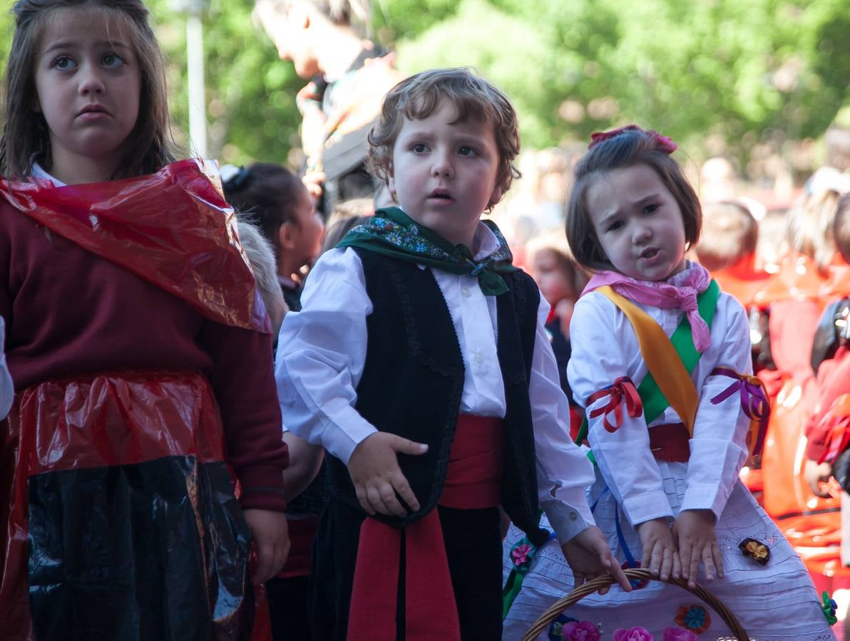El Centro Sagrado Corazón de Logroño ha acogido este viernes una representación de San Bernabé protagonizada por sus alumnos y a la que ha acudido la alcaldesa de Logroño en funciones, Cuca Gamarra.
