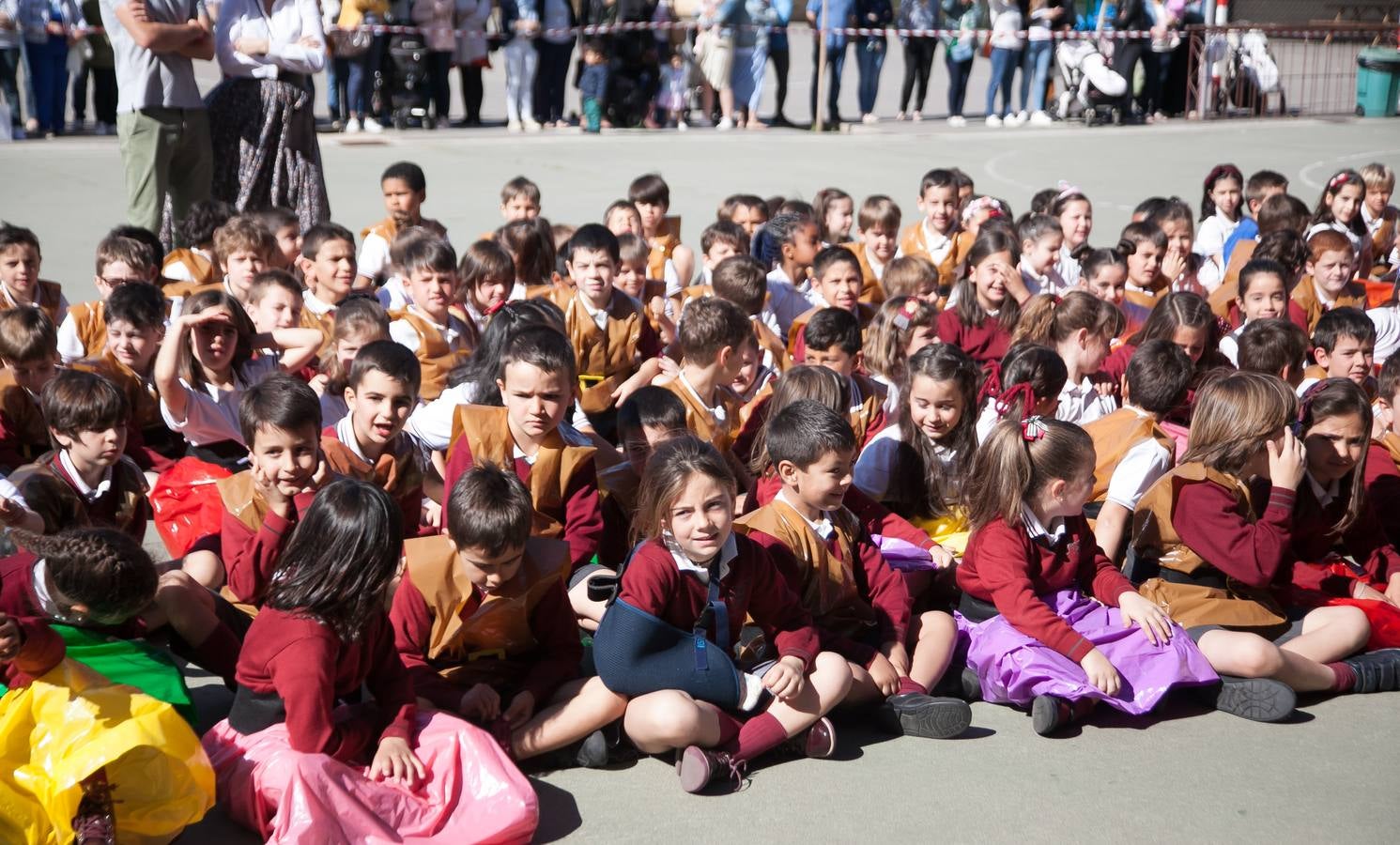 El Centro Sagrado Corazón de Logroño ha acogido este viernes una representación de San Bernabé protagonizada por sus alumnos y a la que ha acudido la alcaldesa de Logroño en funciones, Cuca Gamarra.