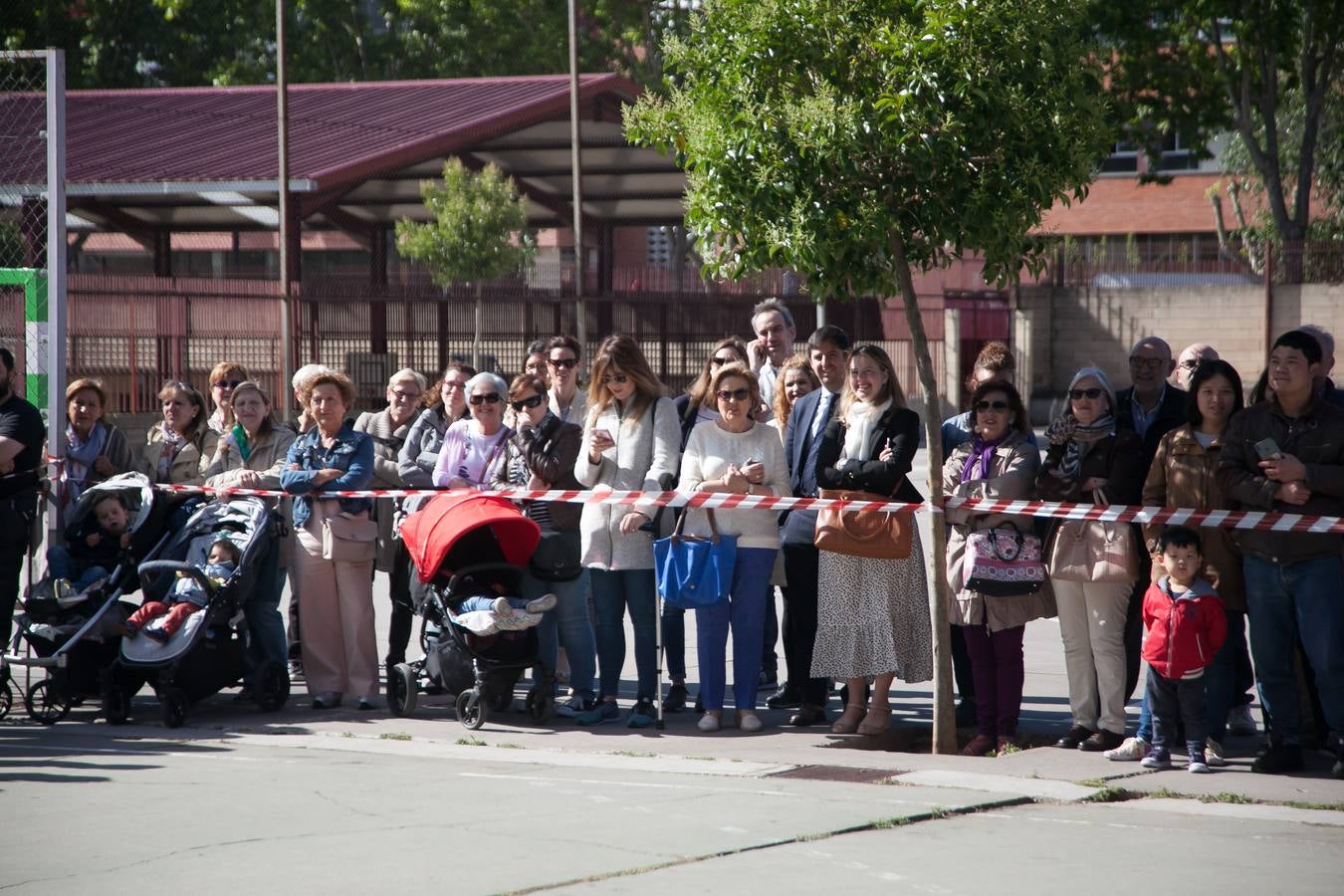 El Centro Sagrado Corazón de Logroño ha acogido este viernes una representación de San Bernabé protagonizada por sus alumnos y a la que ha acudido la alcaldesa de Logroño en funciones, Cuca Gamarra.