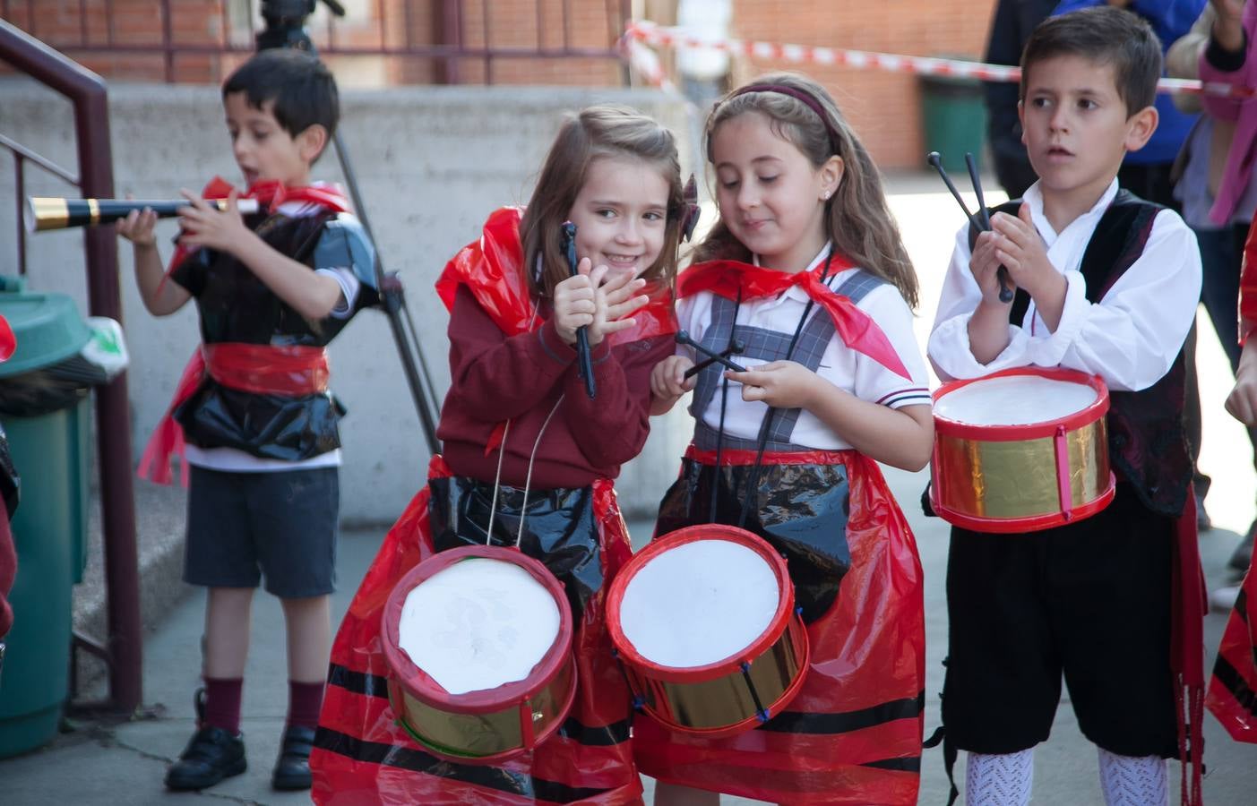 El Centro Sagrado Corazón de Logroño ha acogido este viernes una representación de San Bernabé protagonizada por sus alumnos y a la que ha acudido la alcaldesa de Logroño en funciones, Cuca Gamarra.
