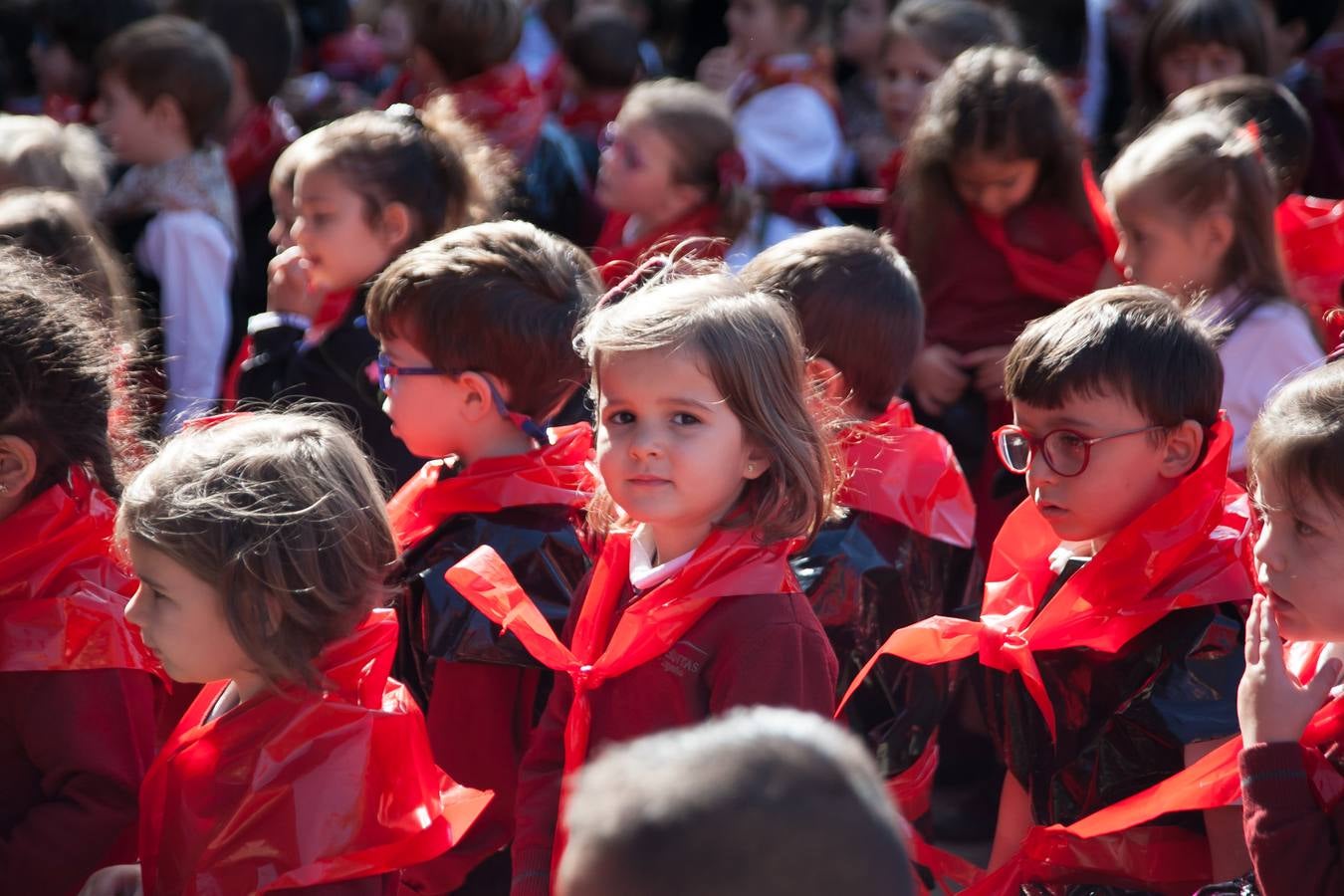 El Centro Sagrado Corazón de Logroño ha acogido este viernes una representación de San Bernabé protagonizada por sus alumnos y a la que ha acudido la alcaldesa de Logroño en funciones, Cuca Gamarra.