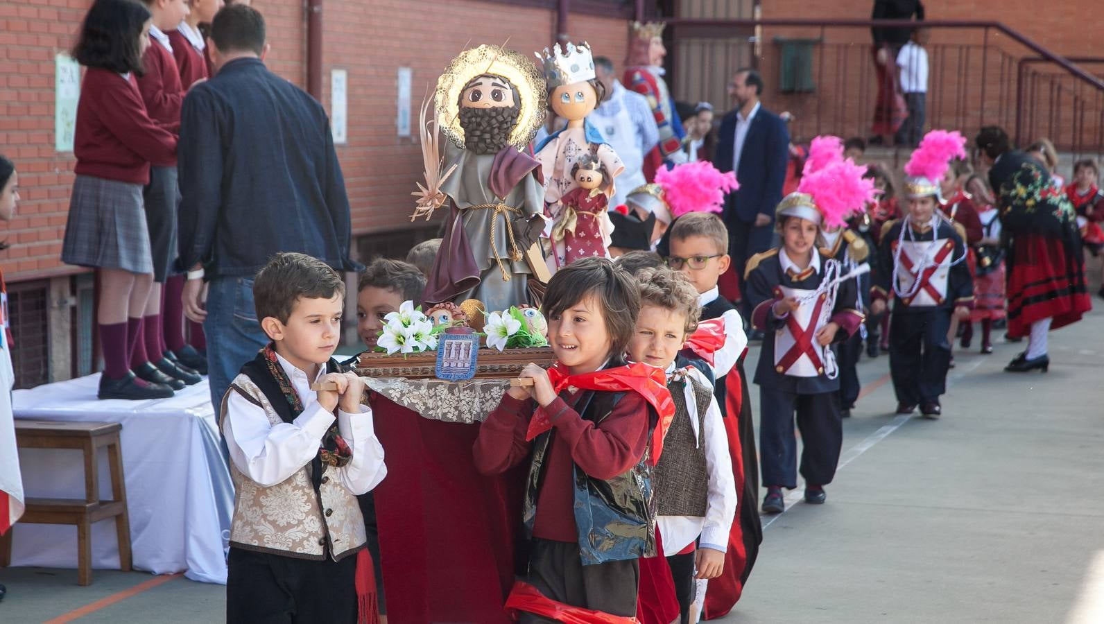 El Centro Sagrado Corazón de Logroño ha acogido este viernes una representación de San Bernabé protagonizada por sus alumnos y a la que ha acudido la alcaldesa de Logroño en funciones, Cuca Gamarra.