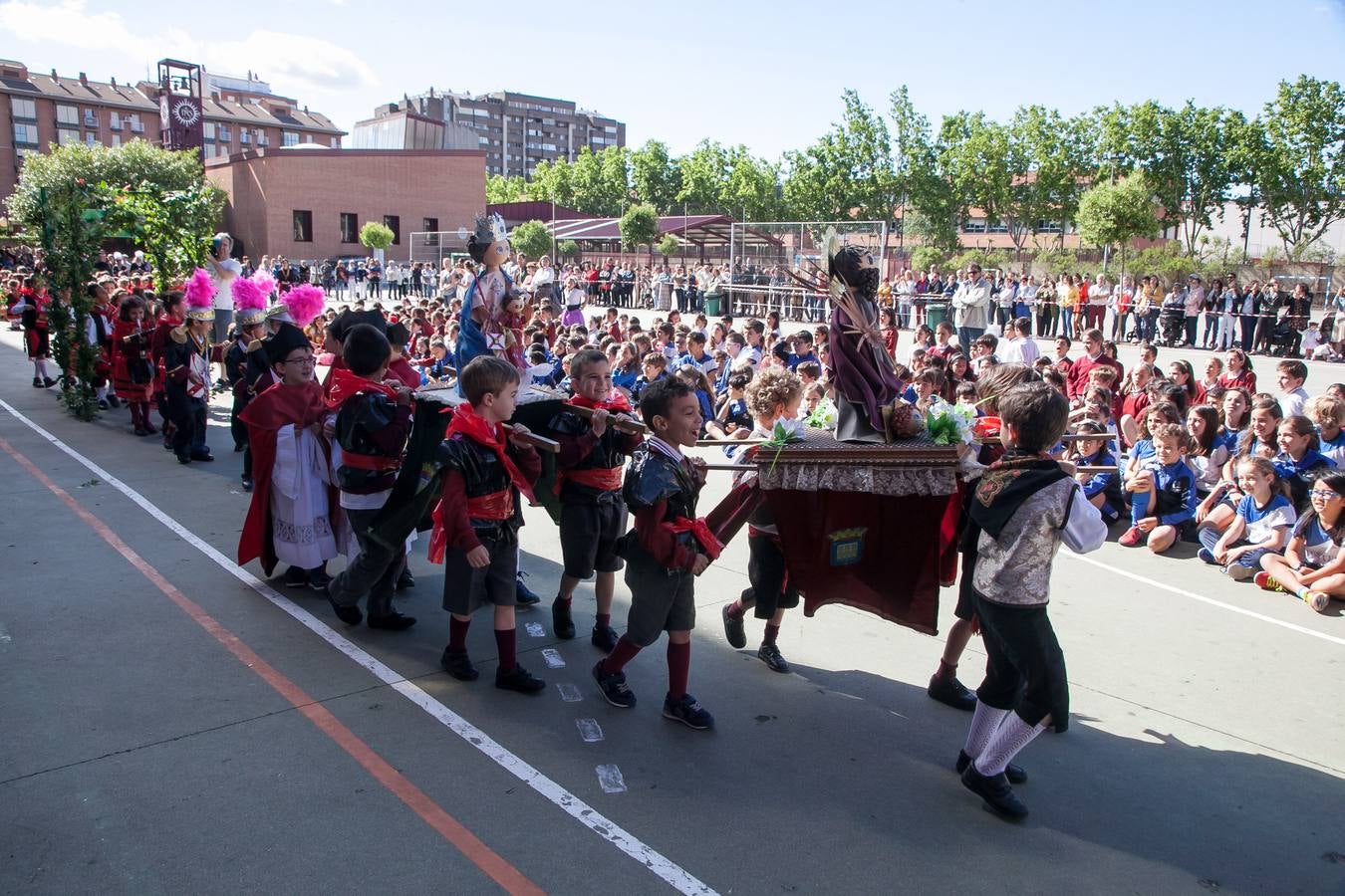 El Centro Sagrado Corazón de Logroño ha acogido este viernes una representación de San Bernabé protagonizada por sus alumnos y a la que ha acudido la alcaldesa de Logroño en funciones, Cuca Gamarra.