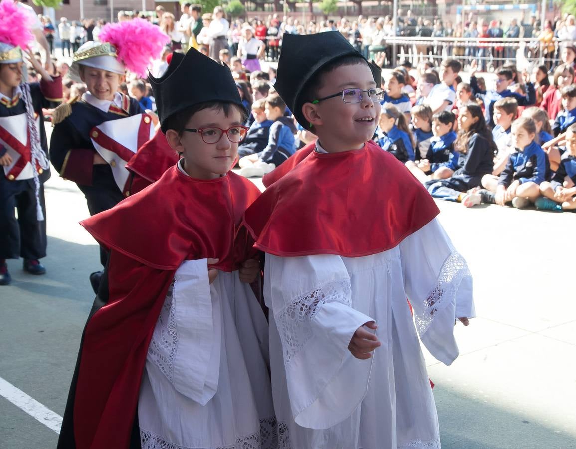 El Centro Sagrado Corazón de Logroño ha acogido este viernes una representación de San Bernabé protagonizada por sus alumnos y a la que ha acudido la alcaldesa de Logroño en funciones, Cuca Gamarra.