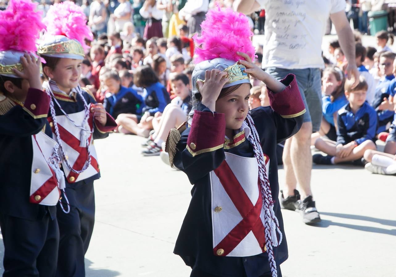 El Centro Sagrado Corazón de Logroño ha acogido este viernes una representación de San Bernabé protagonizada por sus alumnos y a la que ha acudido la alcaldesa de Logroño en funciones, Cuca Gamarra.