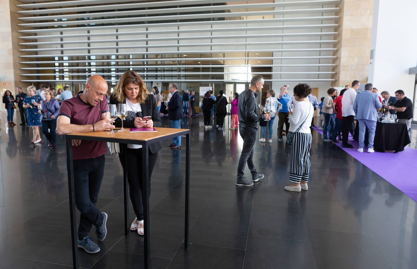 Dieciséis bodegas de todo el país ofrecieron sus vinos en la Cata Popular de los X Premios Ecovino, en Riojafórum