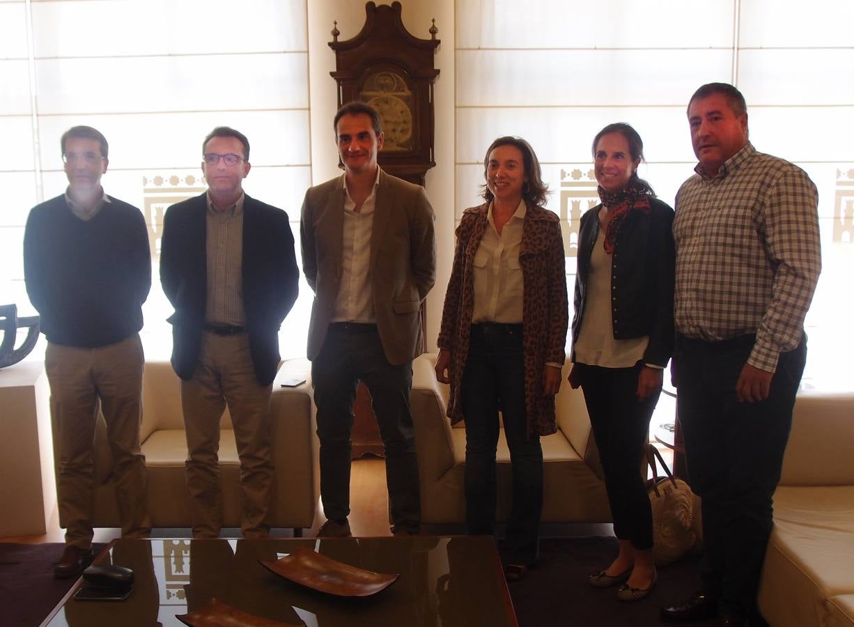 La alcaldesa de Logroño Cuca Gamarra junto a algunos miembros de la Cofradía del Pez.