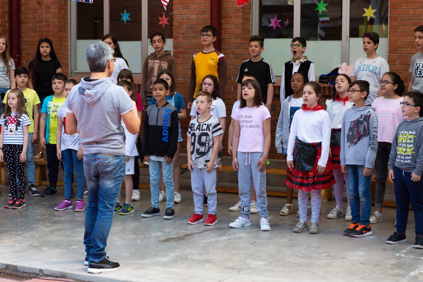 Fotos: Representación de San Bernabé por los alumnos del colegio Vélez de Guevara