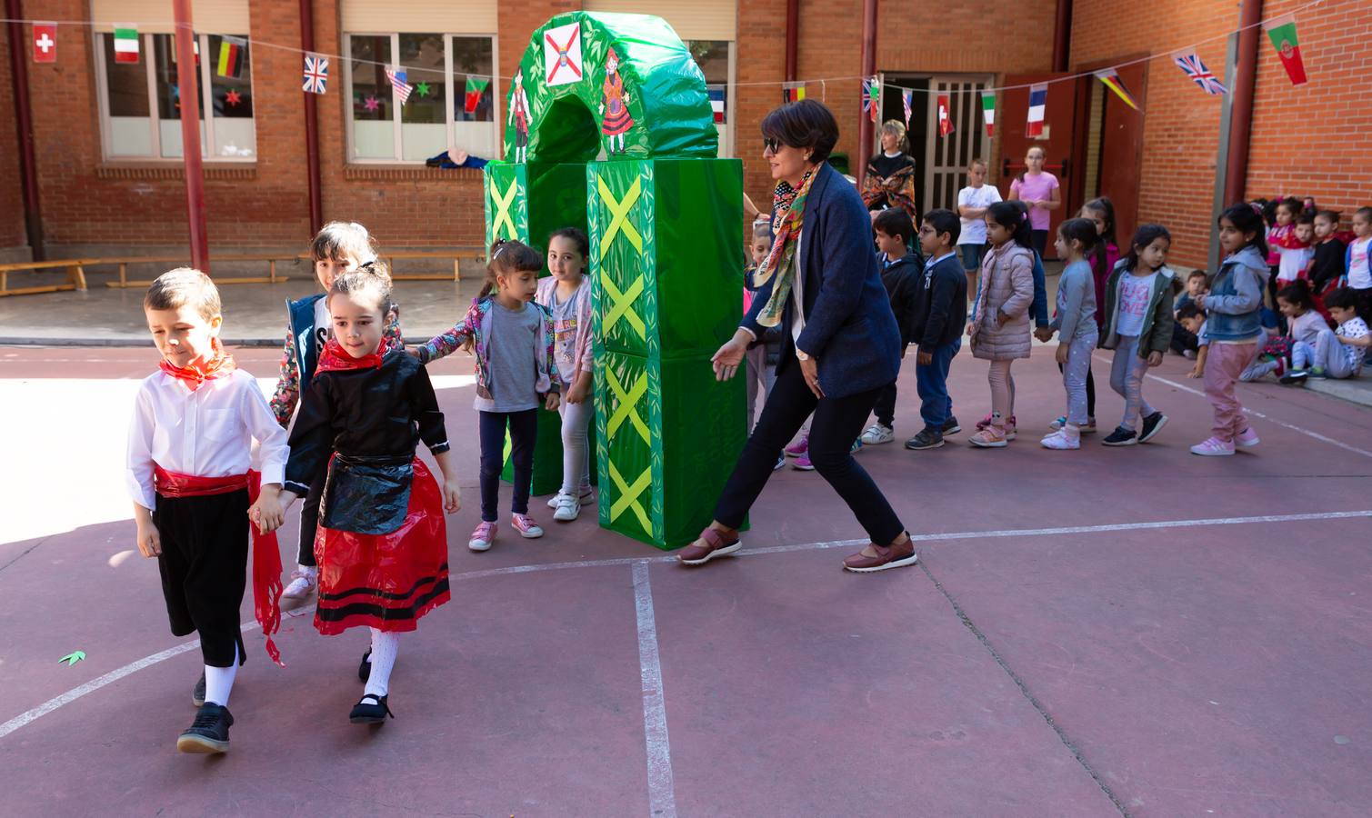 Fotos: Representación de San Bernabé por los alumnos del colegio Vélez de Guevara