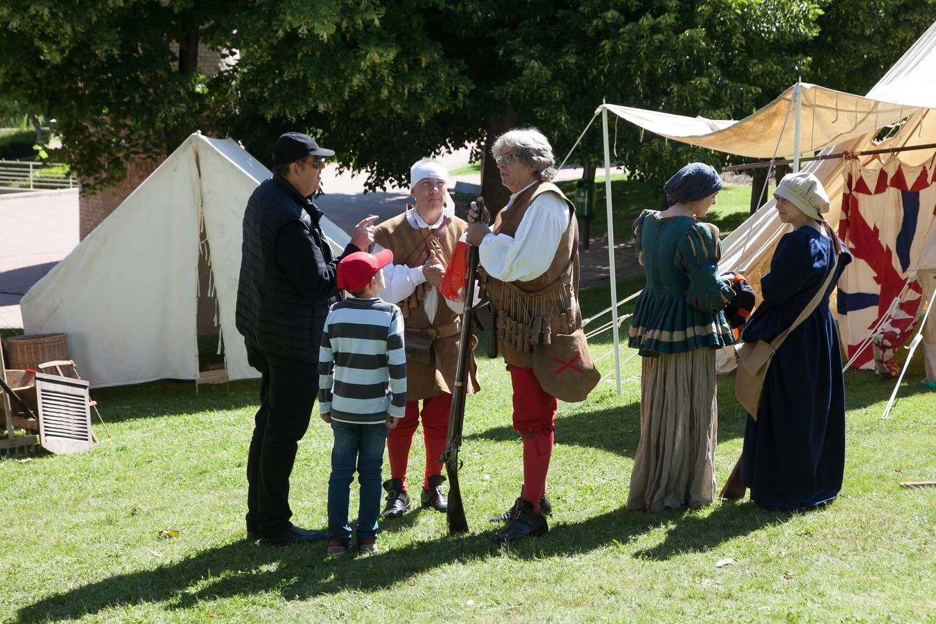 Fotos: Recreación del campamento francés en el parque del Ebro