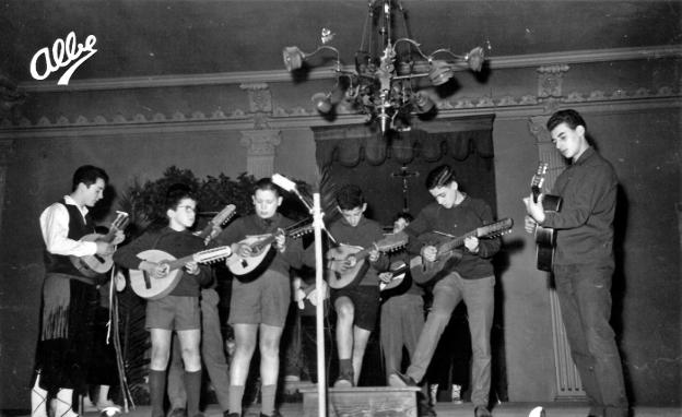 Concierto de bandurria en el salón de actos del instituto en el año 1963. 