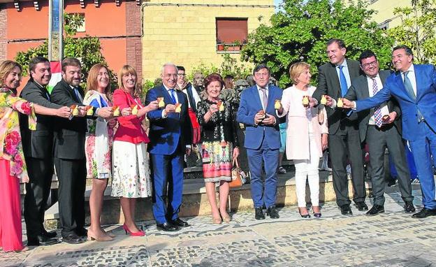 Brindis de las autoridades durante el acto del Día de La Rioja