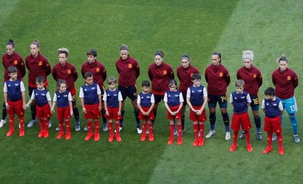 Las jugadoras españolas escuchan el himno. 