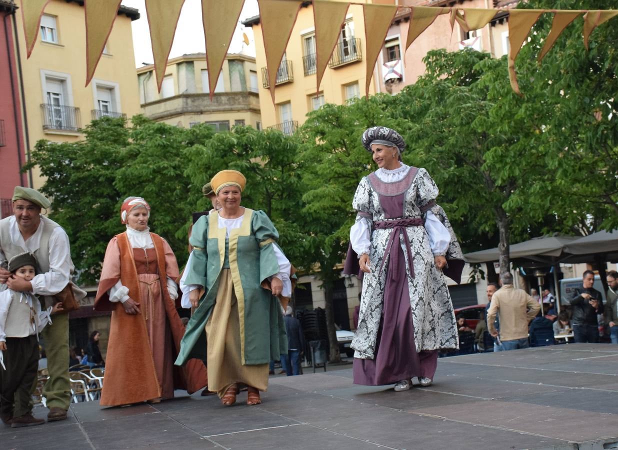 Fotos: Pasarela de trajes renacentistas en la plaza del Mercado