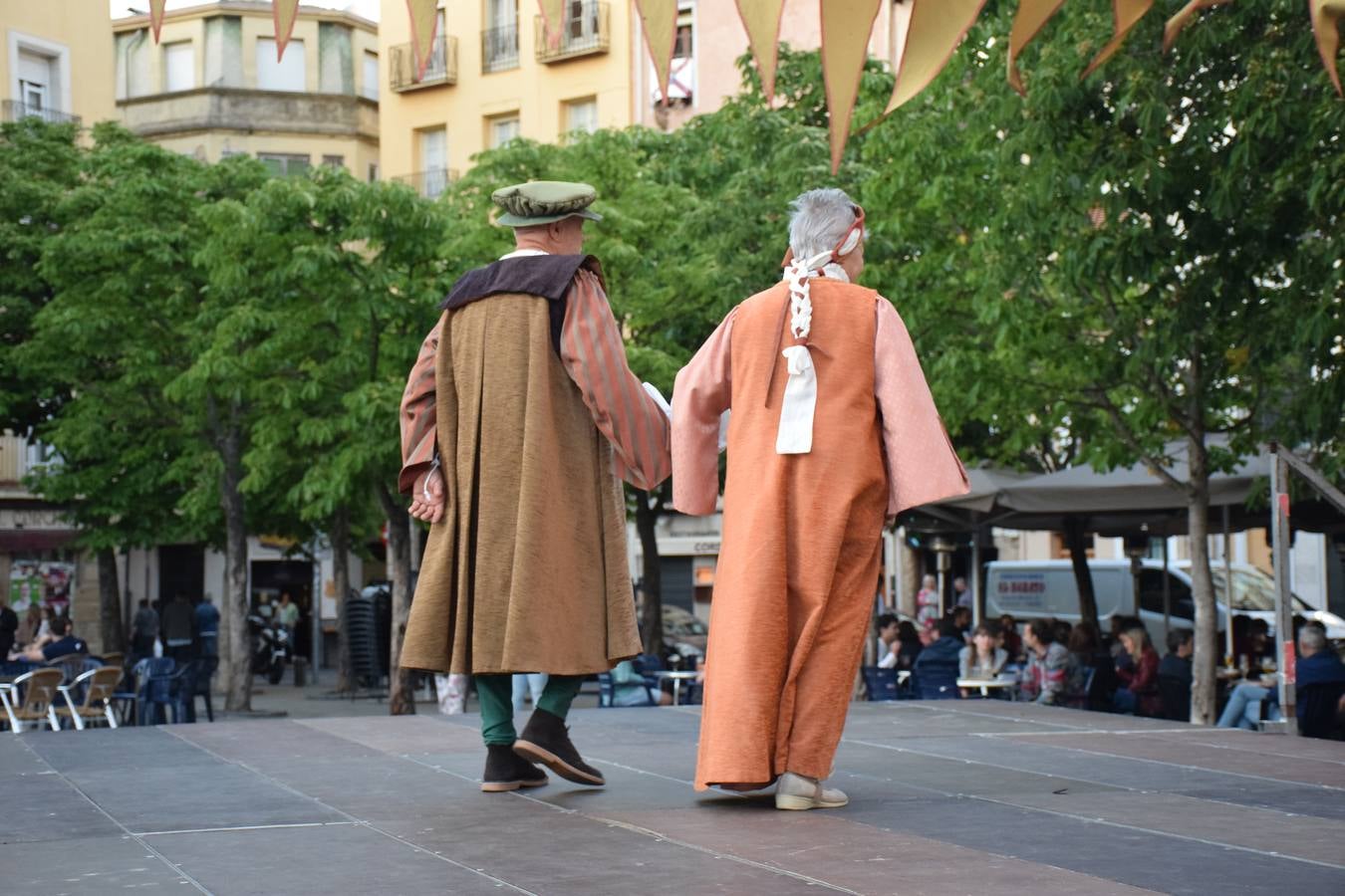 Fotos: Pasarela de trajes renacentistas en la plaza del Mercado