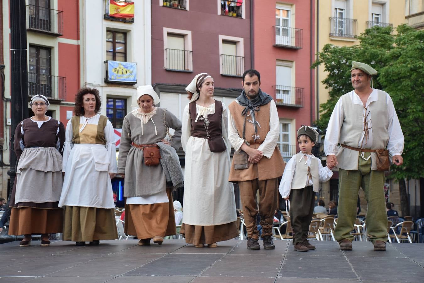 Fotos: Pasarela de trajes renacentistas en la plaza del Mercado