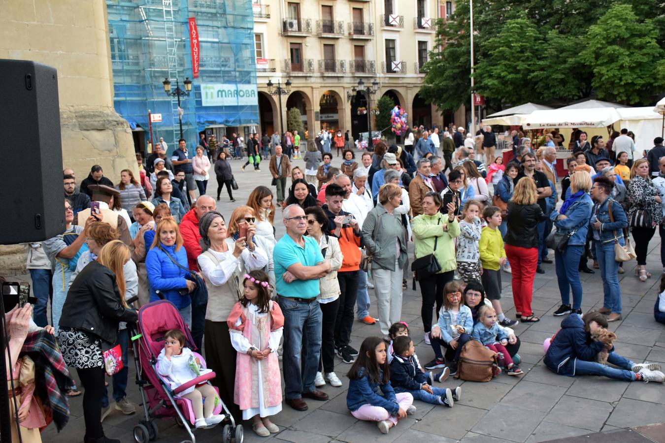 Fotos: Pasarela de trajes renacentistas en la plaza del Mercado