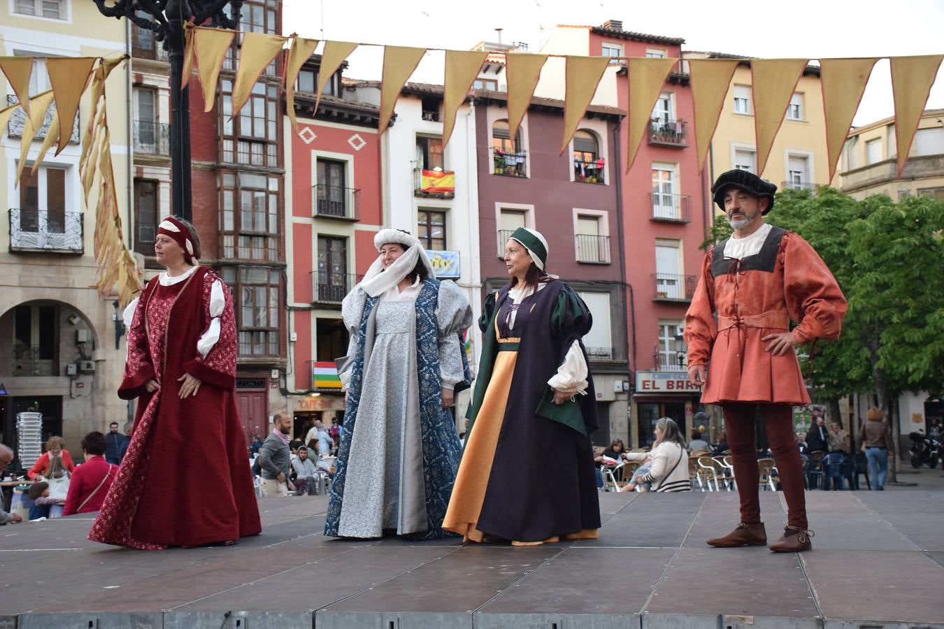 Fotos: Pasarela de trajes renacentistas en la plaza del Mercado