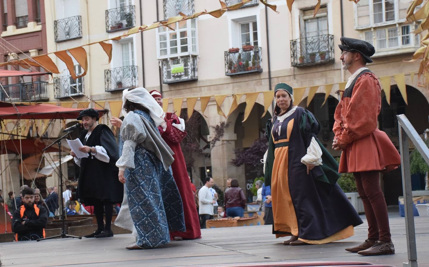 Fotos: Pasarela de trajes renacentistas en la plaza del Mercado