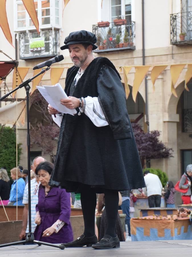 Fotos: Pasarela de trajes renacentistas en la plaza del Mercado