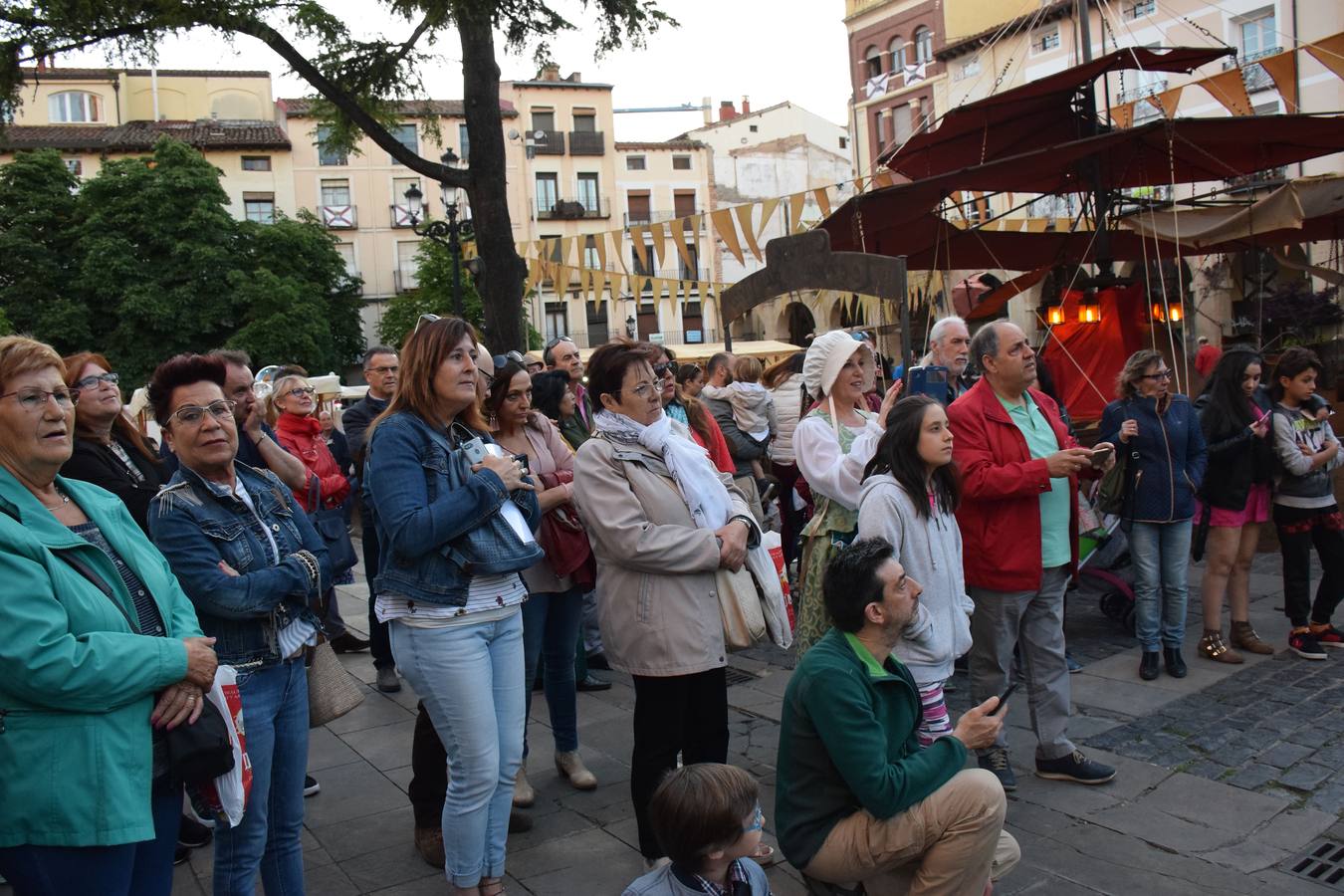 Fotos: Pasarela de trajes renacentistas en la plaza del Mercado